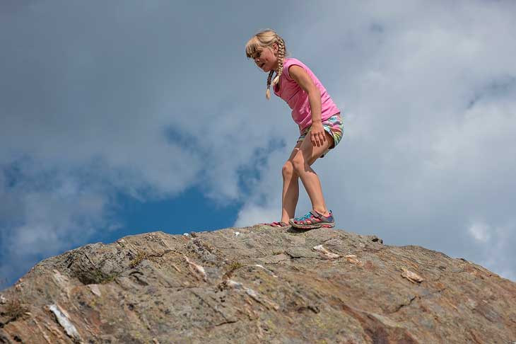 Bambina sulla roccia