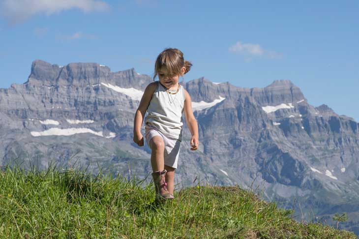 Baby trekking: bambina in montagna