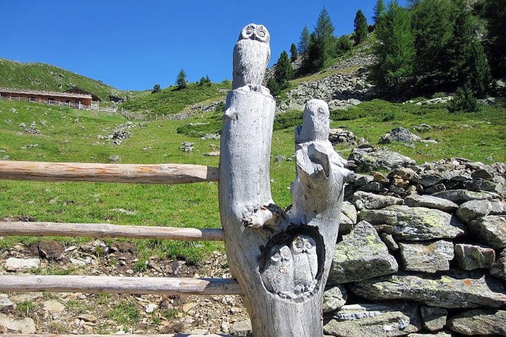 Una scultura lignea particolare lungo l'itinerario