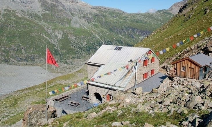 Il retro del rifugio Tschierva