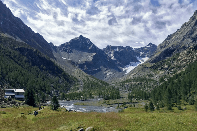 Veduta panoramica dell'alpe Ventina con il rifugio