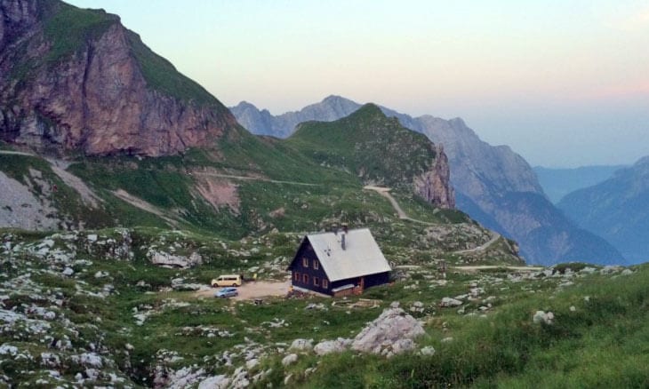 L'altopiano ove c'è il rifugio Koca na mangrtskem sedlu