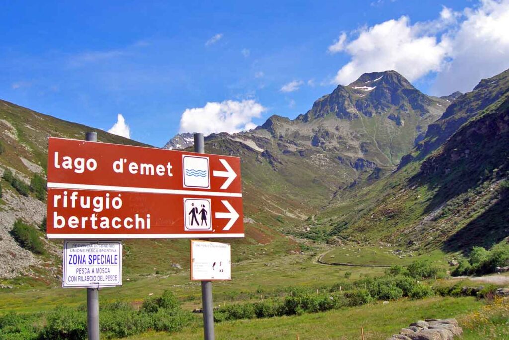 Segnaletica per il rifugio Bertacchi