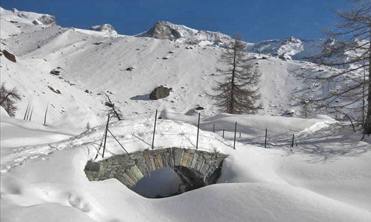 Il ponticello nei pressi del lago blu